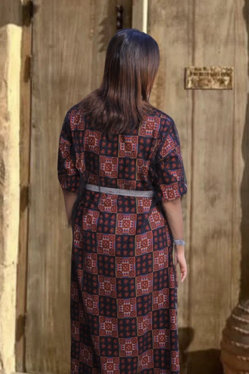 جلابية تراثية نسائي 3 قطع  برسومات واشكال هندسية مع عباية شفافة بأطراف فضية و حزام فضي