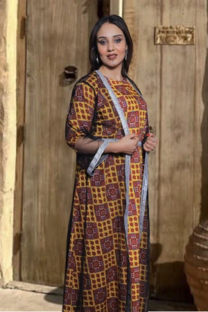 جلابية تراثية نسائي 3 قطع  برسومات واشكال هندسية مع عباية شفافة بأطراف فضية و حزام فضي