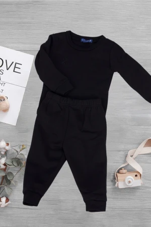 بيجاما شتوية داخلية قطعتين قماش مبطن لون أسود بتطريز شعار من الأمام