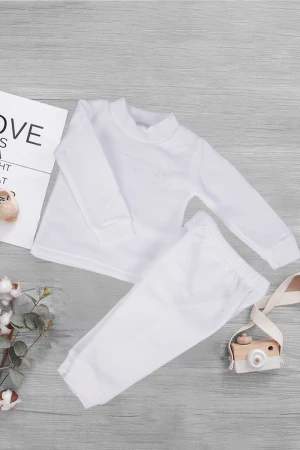 بيجاما شتوية داخلية قطعتين قماش مبطن لون ابيض بتطريز شعار من الأمام