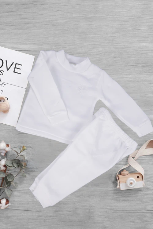 بيجاما شتوية داخلية قطعتين قماش مبطن لون ابيض بتطريز شعار من الأمام