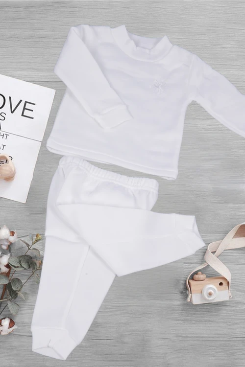 بيجاما شتوية داخلية قطعتين قماش مبطن لون ابيض بتطريز شعار من الأمام