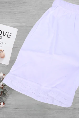 طقم بناتي داخلي لون أبيض قطعتين فنيله علاقي بشريط أبيض  وشورت بخصر مطاطي