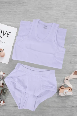 طقم ولادي داخلي لون أبيض قطعتين فنيله علاقي وشورت بخصر مطاطي