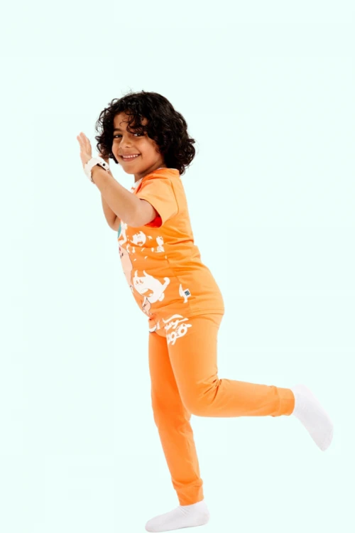 بيجاما ولادي سبيستون قطعتين لون برتقالي بأشكال شخصيات كرتونية وكتابة كودو مودو و بنطلون طويل