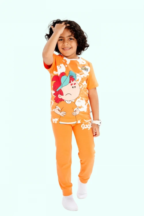 بيجاما ولادي سبيستون قطعتين لون برتقالي بأشكال شخصيات كرتونية وكتابة كودو مودو و بنطلون طويل