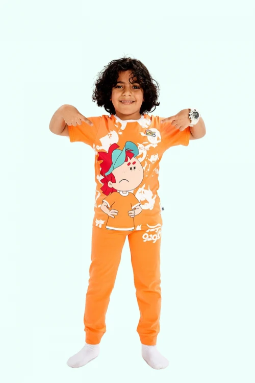 بيجاما ولادي سبيستون قطعتين لون برتقالي بأشكال شخصيات كرتونية وكتابة كودو مودو و بنطلون طويل