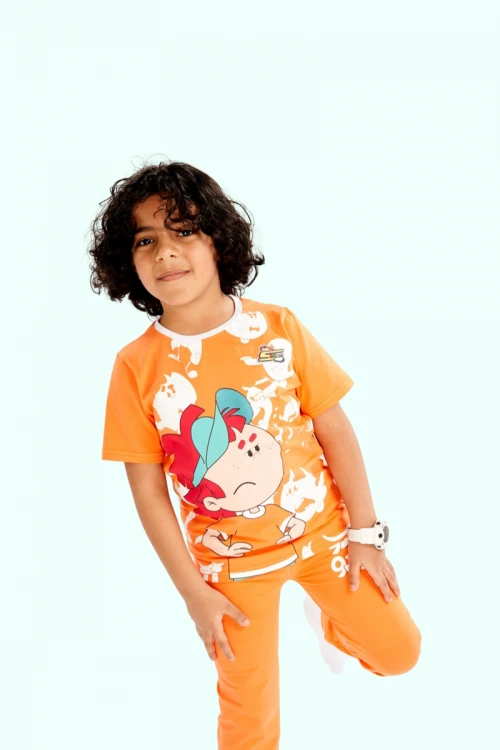 بيجاما ولادي سبيستون قطعتين لون برتقالي بأشكال شخصيات كرتونية وكتابة كودو مودو و بنطلون طويل
