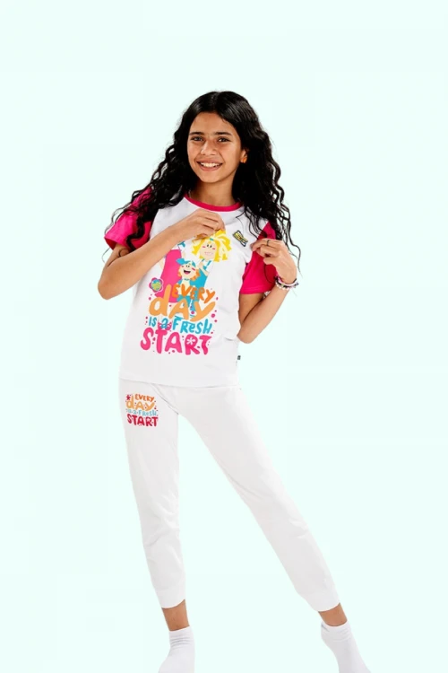 بيجاما بناتي سبيستون قطعتين لون أبيض و وردي أشكال شخصيات كرتونية ملونة و بنطلون طويل