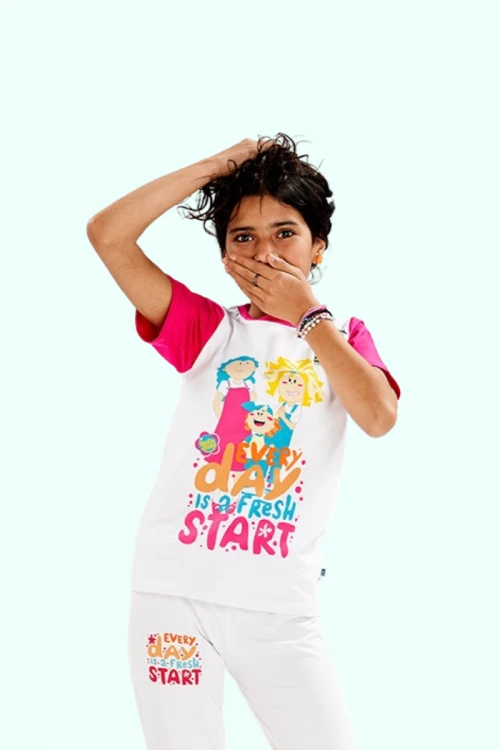 بيجاما بناتي سبيستون قطعتين لون أبيض و وردي أشكال شخصيات كرتونية ملونة و بنطلون طويل