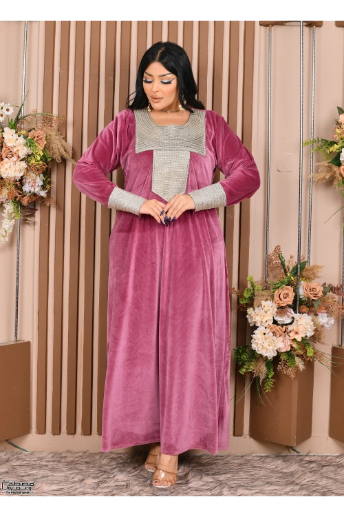 جلابية نسائي شتوي مخمل  مطرزة بنقوشات من الأمام والأكمام