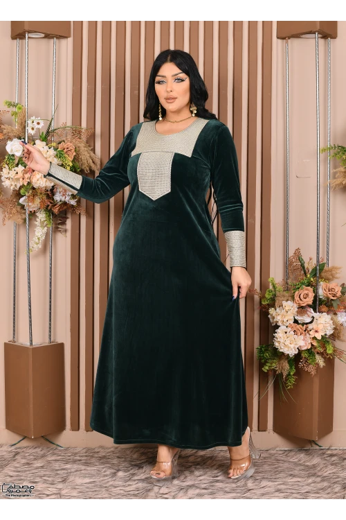 جلابية نسائي شتوي مخمل  مطرزة بنقوشات من الأمام والأكمام