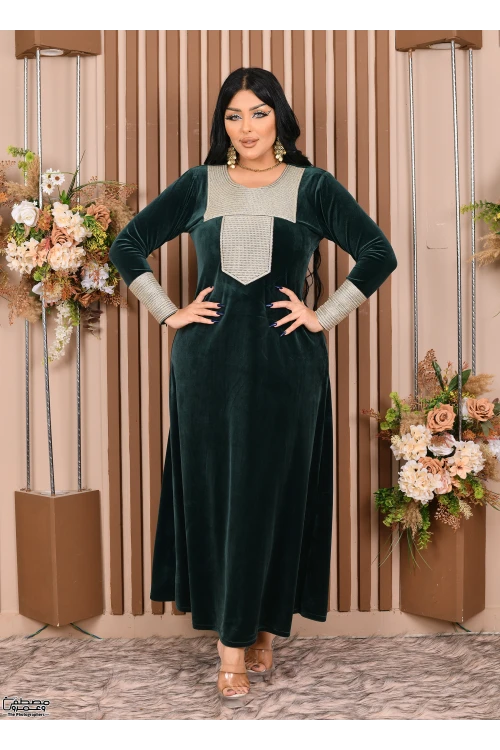 جلابية نسائي شتوي مخمل  مطرزة بنقوشات من الأمام والأكمام