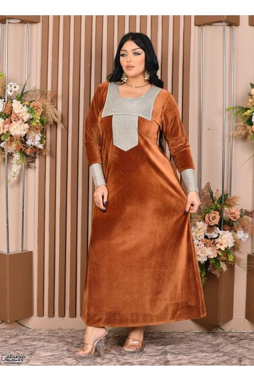 جلابية نسائي شتوي مخمل  مطرزة بنقوشات من الأمام والأكمام