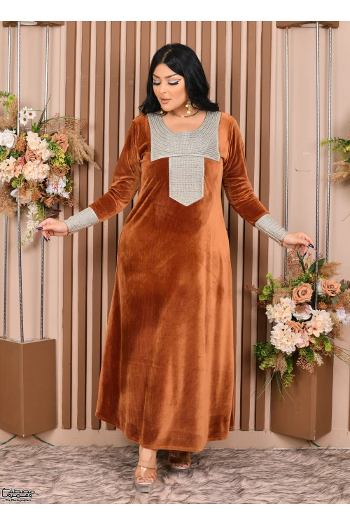 جلابية نسائي شتوي مخمل  مطرزة بنقوشات من الأمام والأكمام