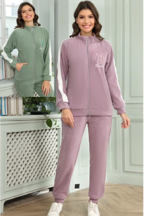 طقم نسائي أنيق قطعتين لون موف أكمام طويلة مع كتابة أمامية و سحاب أمامي و جاكيت بجيوب وبنطلون بمطاط