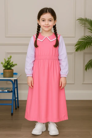 مريول بناتي مدرسي لون وردي مع قميص أبيض متصل بياقة مطوية و بخصر مزموم و سحاب من الخلف 